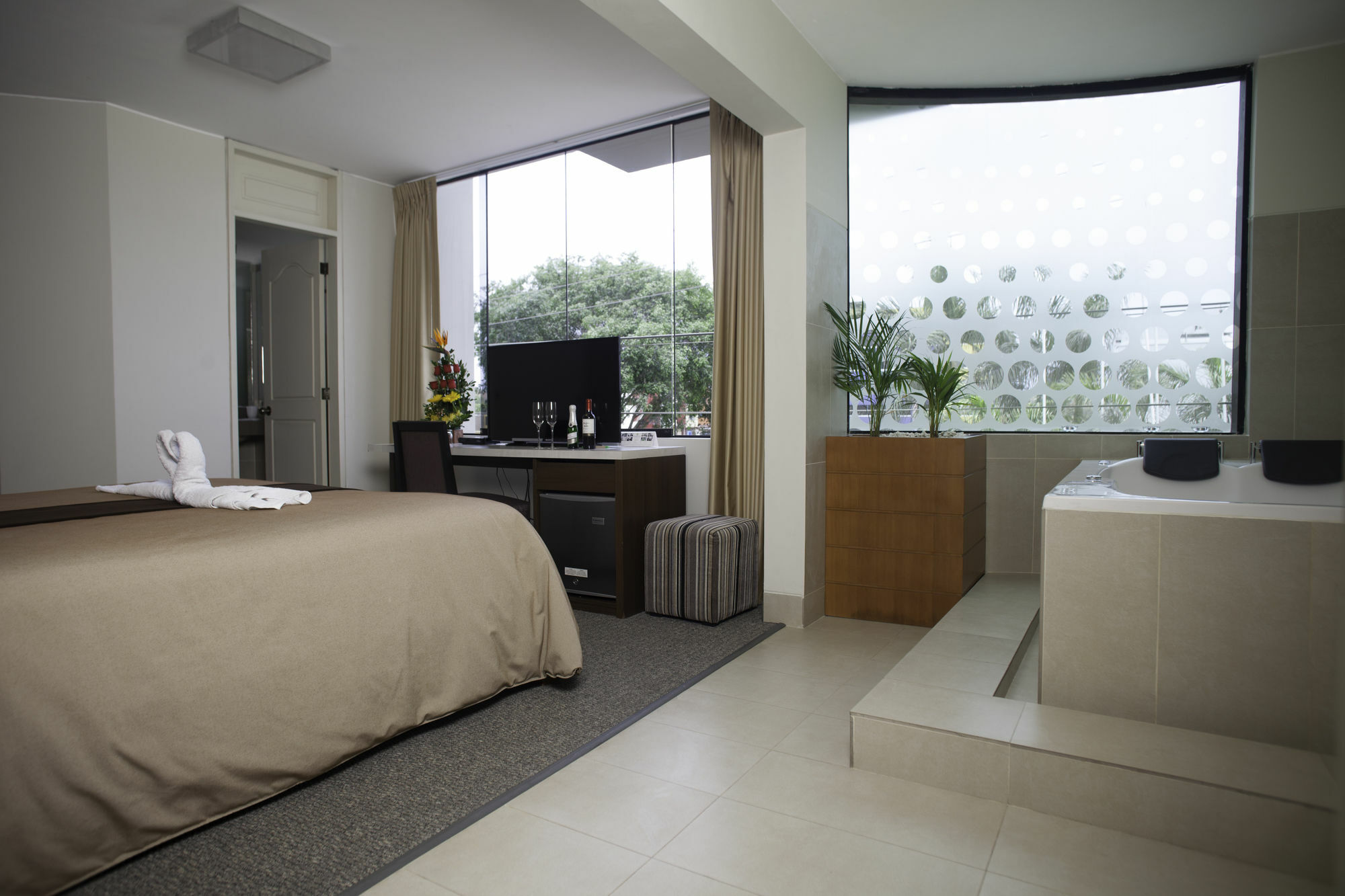 Palmetto Business La Perla Hotel